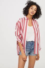 Black And White Striped Shirt H M Rubashka Oversajz Krasnyj Poloska Zhenshiny H M Ru In 2020 Outfits With Striped Shirts Red Striped Shirt Outfit Red Striped Shirt