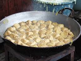 Kelezatan tahu yang lembut berpadu isian sehat berupa tauge, wortel, dan kol pastinya sayang sekali jika tidak dicoba. Tahu Goreng Wikiwand