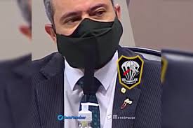Agora, à cpi elcio franco disse que a carta de intenções anunciada por pazuello continuou vigente e destacou não haver qualquer documento que registre a intenção de não prosseguir com as. Ex Numero 2 Da Saude Aparece Na Cpi Com Broche De Adaga Ensanguentada
