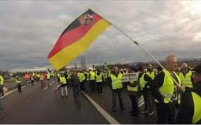 The movement started around a tax rise, says christophe guilluy, but i think it's simply a pretext, in the same in france, people are using the gilets jaunes as a way to say 'we exist' to the elites, to the political class, to those who have forgotten about them for. La Revolte Des Gilets Jaunes Dans Le Monde