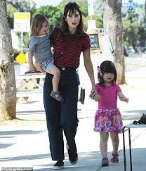Zooey deschanel likes paying it forward. How Many Kids Does Zooey Deschanel Have And What Are The Details Available Gizmo Azure