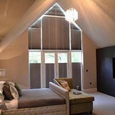 Tolle Ideen Wie Sie Ihr Dreiecksfenster Verdunkeln Dreiecksfenster Schlafzimmerfenster Haus Jalousien