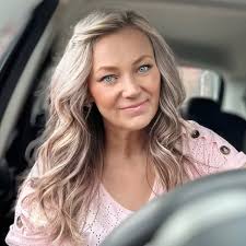 Jag skulle bara visa mina tatueringar, då jag inte har någon personlighet  🫡 Gissa min ålder efter mina kläder också, när ni ändå håller på.