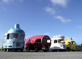 Environ deux heures avant le passage des coureurs, la « caravane du tour » passe et distribue des objets promotionnels et des échantillons en tout genre. Vehicules Anciens Publicitaires Vehicule Promotionnel Road Show Vehicules Tour De France Voiture Citroen