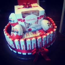 Torte Aus Kinderschokolade Viele Verpackte Sussigkeiten Aus Der Kinderserie Kinder Riegel Kinderriegel Torte Kinder Schokolade