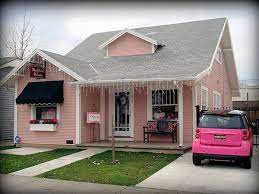 It can make for a good alternative to the browns, dark grays and black which best suits homeowners looking for bold colors to use as an. 27 Elegant Exterior House Color Ideas Slodive Pink Houses House Exterior Exterior Paint Colors