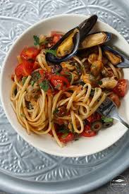Miesmuscheln Italienische Art Mit Linguine Tomaten Schwarzen Oliven Und Krautern Muscheln Rezept Miesmuscheln Italienisch Miesmuscheln