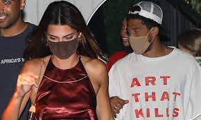 Kendall jenner & devin booker's pda is more proof they're hot & heavy. Kendall Jenner Enjoys Dinner With Her Beau Devin Booker Daily Mail Online