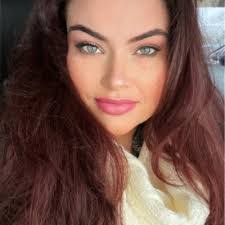 Janelle Harding's Instagram, Twitter & Facebook