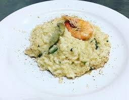 Cremoso e primaverile, il risotto zucchine e stracchino è un primo piatto semplicemente irresistibile, per tutti gli amanti della ricercatissima cremosità e che stavolta vi garantiamo al 100%, grazie alla presenza di questo formaggio fresco! Risotto In Crema Di Carciofi Con Zucchine E Gamberetti Foto Di Il Casale Pietrastornina Tripadvisor