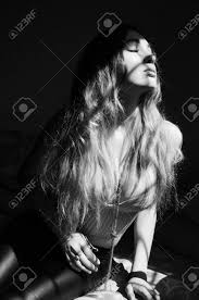 Find the perfect mujer seductora stock illustrations from getty images. Foto Blanco Y Negro De Una Joven Atractiva Sensual Con El Pelo Largo Mujer Seductora En La Sesion De Fotos De Lujo Fotos Retratos Imagenes Y Fotografia De Archivo Libres De Derecho