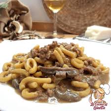 Quando la cipolla sarà appassita aggiungete i funghi porcini secchi prelevati con delicatezza dall'acqua di ammollo e lievemente strizzati. Gramigna Con Salsiccia E Funghi Porcini La Cucina Di Ginetta