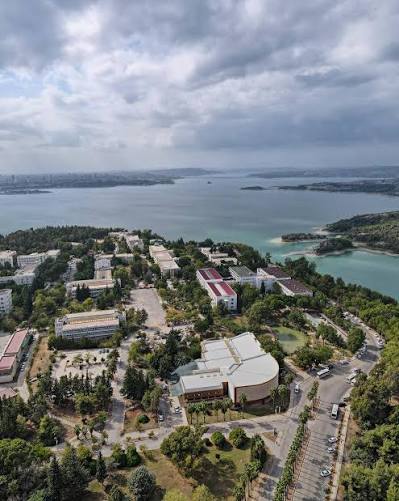 Çukurova Üniversitesi kampüsü ve büyüleyici baraj manzarasıyla günaydınlar,  keyifli günler. Adanamızın güzellikleri sizleri bulsun. ☕🌸🌾