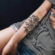 Tatouage plume noir et blanc femme avant bras. Epingle Sur Tatouage