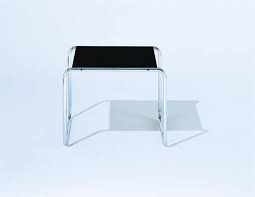 It is manufactured with a chromed tubular steel structure with a wooden top. Laccio 1 Couchtisch Klein Knoll International Quick Ship