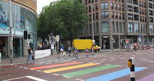 Lego heeft speciaal voor pride month een nieuwe lhbtiq+ collectie uitgebracht. Zeist Krijgt Net Als Utrecht Een Regenboogzebrapad En Genderneutrale Toiletten Utrecht Ad Nl