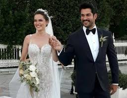 Fahriye evcen suskunluğunu bozdu ve burak özçivit ile dünya evine giren ve dört buçuk aylık hamile olan fahriye evcen'den hamilelik pozları. Fahriye Evcen Hamile
