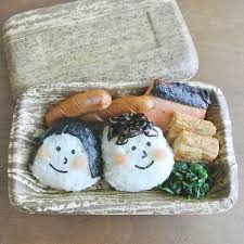 micvany みくばにー ふたしな弁当 顔弁はinstagramを利用しています 今日は竹皮のお弁当箱で ニコニコおにぎり弁当 高菜をたくさんいれたら 形がいびつに 高菜おにぎり 昆布おにぎり 卵焼き 焼き鮭 ほうれん草のおかか和え rice b お弁当 手作り