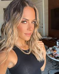 Atriz de 'One Tree Hil' diz que era 'estrangulada' e 'espancada' por ex