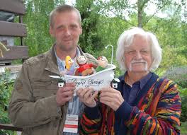 Urodził się i mieszkał w kamienicy nazywanej piwnicą gdańską przy ul. Tytus Romek I Atomek