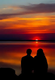 Menghadap senja foto dengan konsep senja tentu terasa sangat hangat. Sunset Couple Romantis