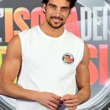 Simone susinna sarà tra i naufraghi della prossima edizione de l'isola dei famosi, in partenza il 30 gennaio su canale 5. Simone Susinna Isola Dei Famosi Spunta Il Sospetto Su Giulio Base Lanostratv