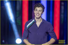 Shawn mendes (august 8, 1998) is a canadian music artist. Shawn Mendes Pretends He S Marshmello During The Muchmusic Video Awards Photo 4134851 Shawn Mendes Pictures Just Jared