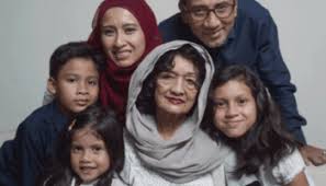 Dimana keduanya meneruskan jejak ayah mereka dibidang lakonan. Dian P Ramlee Dan Suami Luxsdert