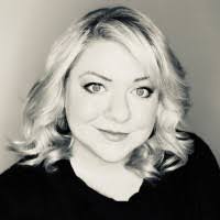 Stephanie Mooney's Instagram, Twitter & Facebook