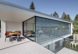 Die Ausrichtung Des Gebaudes Nach Suden Optimiert Passive Solare Gewinne Und Gewahrleistet In Kombination Mit Einer Hochwert Aussenjalousien Jalousien Raffstore