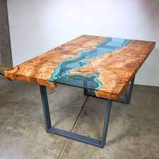 Le créateur de meubles greg klassen a réalisé des tables topographiques, des tables en bois avec des rivières et des lacs au beau milieu. Ce Designer Cree Des Tables En Bois Qui Integrent Des Rivieres De Verre