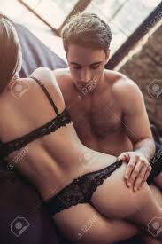 Hermosa Pareja Apasionada Es Tener Relaciones Sexuales En La Cama. El Hombre  Está Sacando La Ropa Interior De La Mujer. Fotos, retratos, imágenes y  fotografía de archivo libres de derecho. Image 81004195