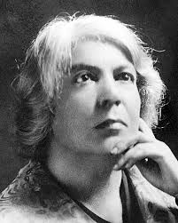 Le più grandi cose si dicono in silenzio. Guarda la luna." (Grazia Deledda,  Amori moderni, 1907)