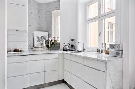 Tetapi saat ini kitchen set minimalis biasanya menggunakan kitchen set dari aluminium karena lebih hemat dalam proses produksi sehingga lebih hemat biaya. 12 Kesalahan Memilih Kitchen Set Yang Sering Kamu Lakukan