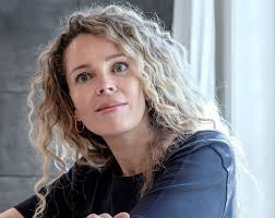 Vertel dit verhaal! het gruwelijk verbazende en waar gebeurde verhaal van 't hooge nest. Roxane Van Iperen Schreef Over De Vroegere Bewoners Van Haar Huis Onder Wie Twee Joodse Verzetsvrouwen Trouw