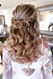 While straight hair and a wedding gown is still rather more of an oddity, you are far more likely to find brides embracing the longer hair styles and cutting down wearing the veil that covers up way more of her than most of them cares to. 39 Best Pinterest Wedding Hairstyles Ideas Wedding Forward Hair Styles Loose Curls Hairstyles Quince Hairstyles