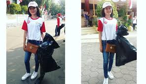 Liliyana natsir tampak mengenakan pakaian serba oranye, lengkap dengan topi dan sapu untuk membersihkan jalan di kawasan senayan, jakarta. Punya Paras Cantik Tukang Sapu Jalanan Jakarta Ini Bikin Auto Fokus Boombastis