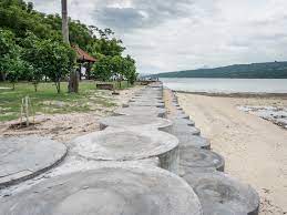 Tebing dengan lubang berdiameter 50 meter semakin terlihat eksotis dengan adanya laut lepas sebagai pemandangan. Telepon Pantai Karang Bolong Telepon Pantai Karang Bolong Karangbolong Buayan Kebumen Bersih Tak Ada Sampah Sedikitpun Aneka Ikan Hias