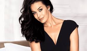 Il colore capelli adatto a chi ha occhi verde chiaro e carnagione chiara, dovrebbe virare verso le tonalità del nero e del castano scuro, mentre . Era La Piu Bella Delle Pubblicita Capelli Neri E Occhi Verdi Oggi E Foto