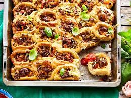 Fingerfood rezepte schnell lecker kochen gute rezepte kochen und backen partysuppen rezepte toastbrot backmischung schnittchen pizza snack rollen, pizzateig gefüllt mit käse und salami oder schinken, super lecker zu jedem anlass, sehr lecker auch am sonntag nach einer party, schnell und. Geburtstagsessen Ideen Fur Viele Gaste Lecker