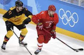El hockey sobre hielo consiste en una competencia entre dos equipos que tratarán de controlar, dirigir y golpear un disco de juego para anotar goles en la portería del equipo contrario. Juegos Olimpicos De Invierno Rusia Iguala Los Oros De Canada En Hockey Hielo