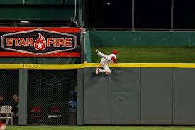 Going The Extra Mile The Reds Billy Hamilton Climbs The Outfield Wall But Is Unable To Catch A Ball Hit For A Solo Home Ru With Images The Outfield Homerun Cincinnati