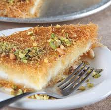 2 buah pisang raja matang yang telah dikukus 200 gr tepung beras 2 sdt tepung kanji 700 ml santan 50 gr gula pasir pewarna makanan hijau daun pisang untuk membungkus. Kanafeh Pencuci Mulut Dari Arab Tengok Gambar Pun Dah Terliur Makanan Resipi Explorasa Forum Cari Infonet