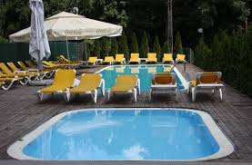 Trei lifturi si restaurant cu terasa cu vedere la piscine. Hotel Vital Baile Felix