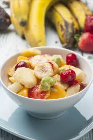 Obstsalat Aus Trauben Banane Und Apfel Mit Avocado Foodtempel Rezept Food Design Obstsalat Obst