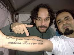 Gabriel O Pensador Encontra Fa Que Tatuou Trecho De Sua Musica No Braco Gpensador Com