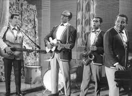 ويُمنع على أساس أن المنطقة تستخدم كمقبرة لعرائس النيل ، يرى سامي فتاة جميلة في زي عروس النيل تدعى هاميس تطالبه بوقف الحفر ، وأخبرته أنها ابنة. ÙÙ‰ Ø°ÙƒØ±Ù‰ Ø±Ø­ÙŠÙ„Ù‡ Ø§Ù„Ø¶ÙŠÙ Ø£Ø­Ù…Ø¯ Ø¥Ù†Øª Ø¥Ø²Ø§Ù‰ Ø­Ù„Ùˆ ÙƒØ¯Ù‡