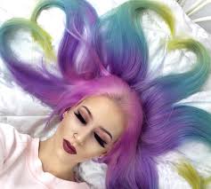 英女孩染彩虹色波浪发当“美人鱼” 圈粉30万