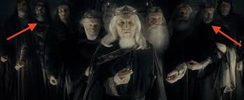 Руководство кинокомпании new line cinema настаивало на двухминутном прологе, и в итоге вступление растянулось на 7,5 минут. 15 Details You Might Have Missed In The Lord Of The Rings Movies