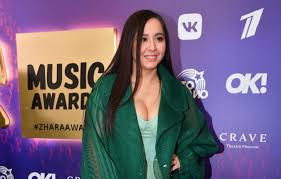 Manizha — держи меня земля (2021). Manizha Pesnya Russian Woman O Takih Zhenshinah Kak Alla Pugacheva